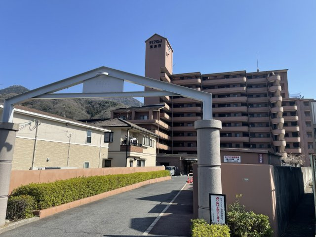 ダイアパレス東海田のエントランス|マンション玄関前にスロープがあり、ベビーカーや車いすのご使用も安心です。