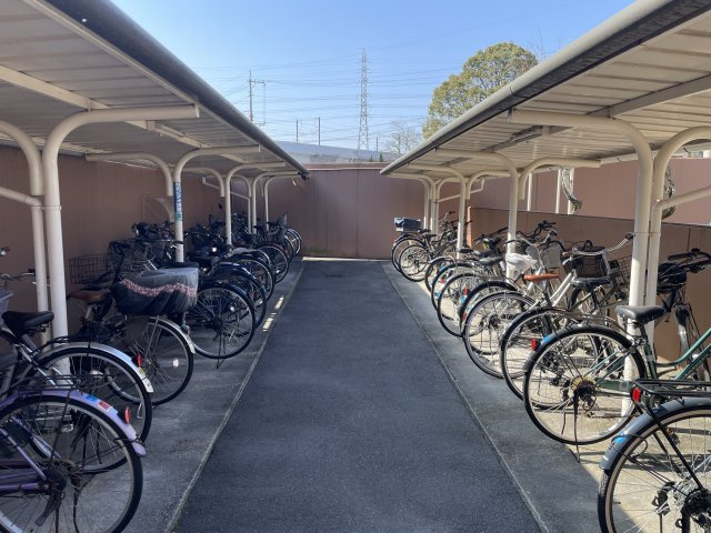 ダイアパレス東海田のその他|（駐輪場：年額1000円/台）エブリイ海田店他、複数の商業施設が並ぶハピアス海田まで徒歩10分です。