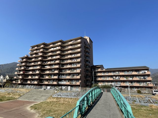 ダイアパレス東海田の外観|ヘルスケアにウォーキングやお散歩を楽しめる、恒久的解放感のある川沿いの立地です♪