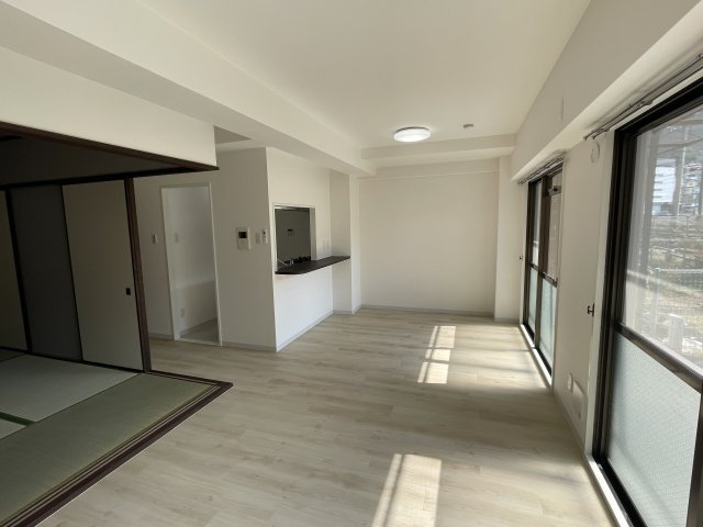 ダイアパレス東海田の居間・リビング|リフォーム中のリビングと和室です。天井・床・クロス、畳が張り替えられ、明るい内装となります。