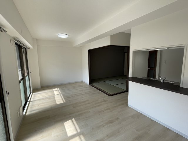 ダイアパレス東海田の居間・リビング|家族が集うリビングダイニングは南向きのお庭に面し陽当り・通風良好です！