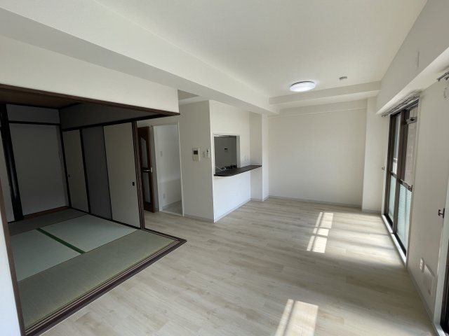 ダイアパレス東海田の居間・リビング|和室の襖は大きく開閉し、リビング延長として広くお過ごしいただくことも可能です！