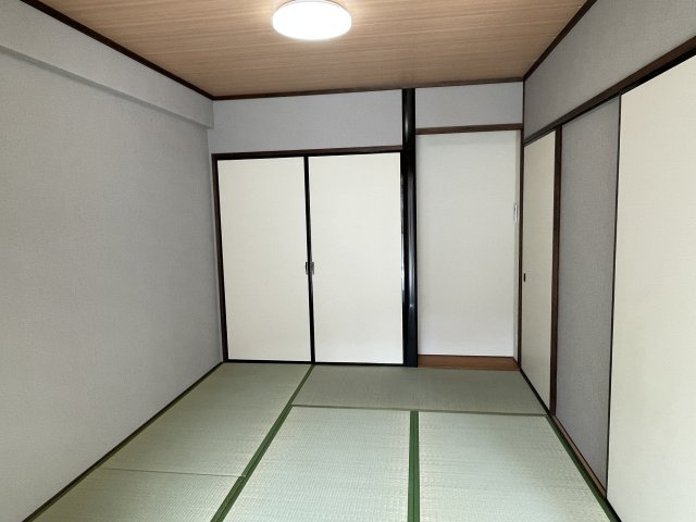 ダイアパレス東海田の和室|2方から出入りでき生活動線良好です。洗濯物たたみや、お子様の遊戯スペースにと汎用性の高い和室です。