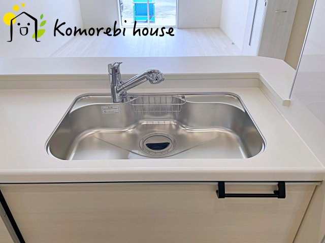 上尾市弁財１丁目　新築一戸建て　ブルーミングガーデン　01のキッチン|コンパクトなキッチンで掃除もラクラク