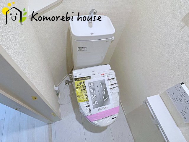 上尾市弁財１丁目　新築一戸建て　ブルーミングガーデン　01のトイレ|トイレもきれいです
