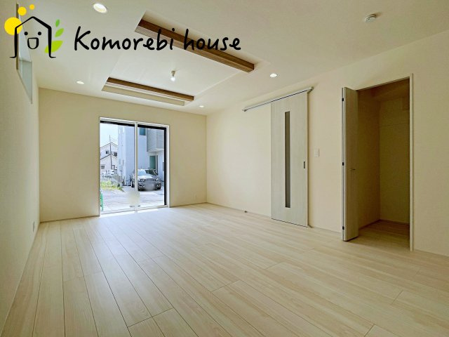 上尾市弁財１丁目　新築一戸建て　ブルーミングガーデン　01の居間・リビング|おしゃれな居間です