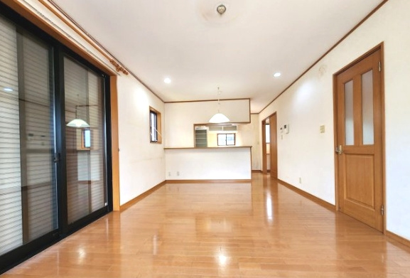 茂原市高師　中古戸建の居間・リビング|平成15年3月築4SLDK 駐車3台可能  都市ガス上下水 スーパーカスミ徒歩約6分 駅徒歩約22分