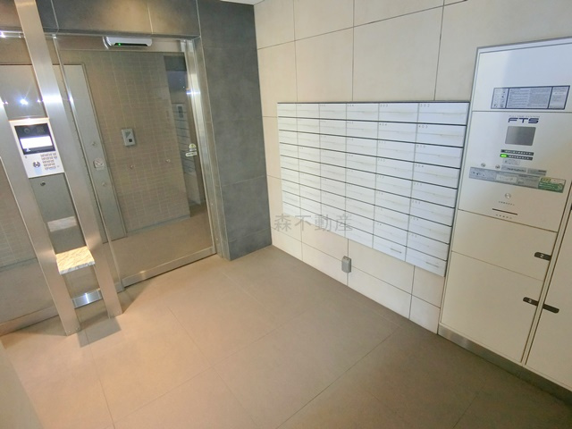 メインステージ大森町Ⅱのエントランス|オートロックと宅配ボックス付きのエントランス