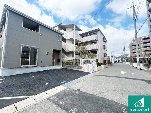 11(土)12(日)現地説明会　尼崎市食満　ラスト1邸の前面道路含む現地写真|周辺は閑静な住宅街！前面道路広々で車の出し入れも便利です。駐車が苦手な方でも安心して車庫入れできます！