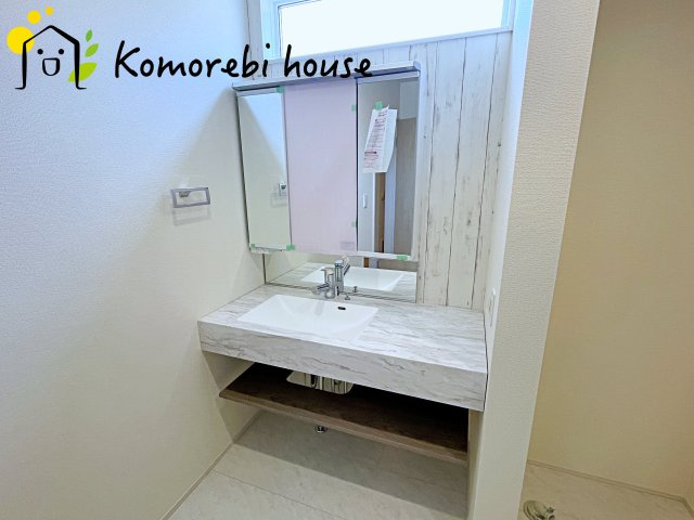 上尾市弁財１丁目　新築一戸建て　ブルーミングガーデン　02の独立洗面台|独立洗面台あり、毎朝おしゃれに忙しい女性の方におすすめです