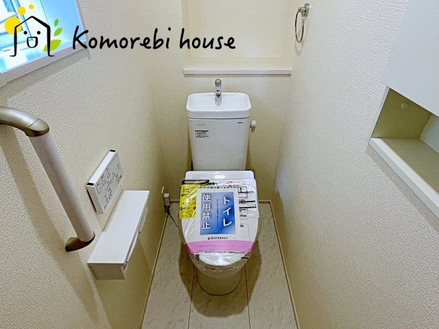 上尾市弁財１丁目　新築一戸建て　ブルーミングガーデン　02のトイレ|落ち着いた色調のトイレです