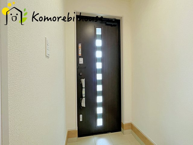 上尾市弁財１丁目　新築一戸建て　ブルーミングガーデン　02の玄関|落ち着いた玄関です