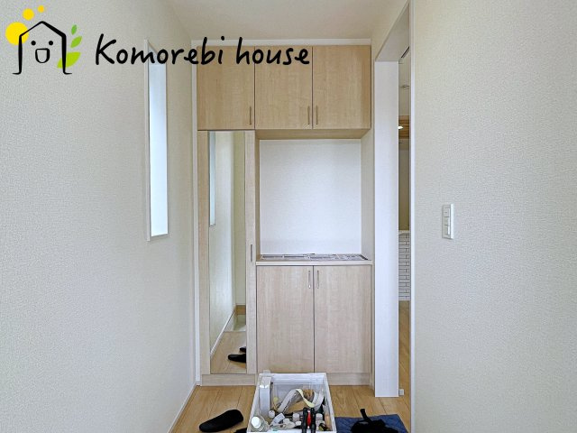 上尾市弁財１丁目　新築一戸建て　ブルーミングガーデン　02の玄関|落ち着いた玄関です