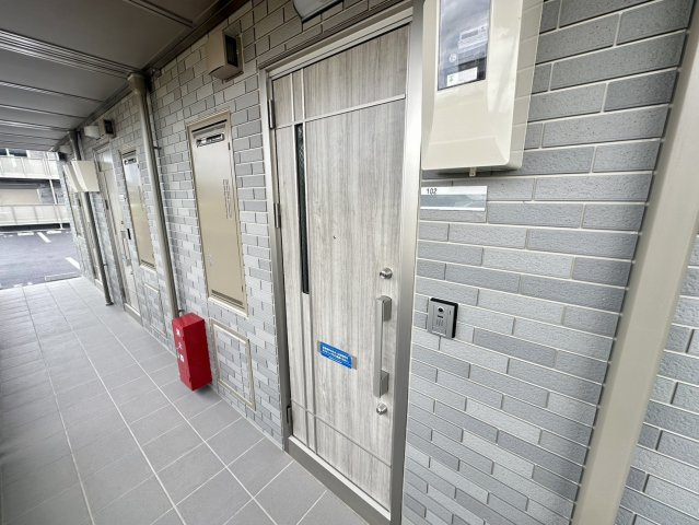 ルミエール県立女子大前Bの玄関