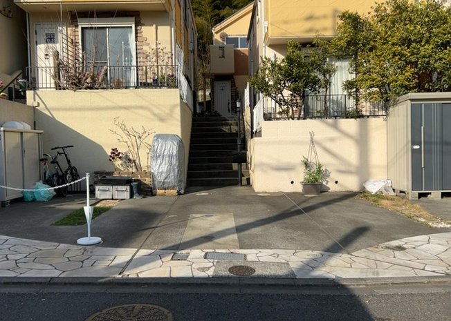 【駐車場】 | 駐車場と明記されていても、最小スペースでつくられた駐車場だと大型車は駐車できなかったり、出入りしにくくなったりする可能性があります。お車のサイズと購入したい物件の駐車場のサイズを現地で確認しましょう。