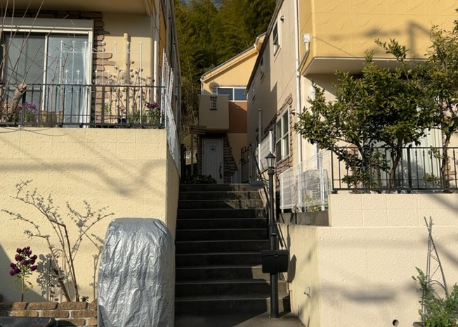 【前面道路含む現地写真】 | 住宅用の土地では前面道路に2m以上接していなければならないと法律で定められています。しかし、お持ちの車のサイズやライフスタイルなどにより、2mでは利便が悪い場合もございますので、事前に確認しましょう。