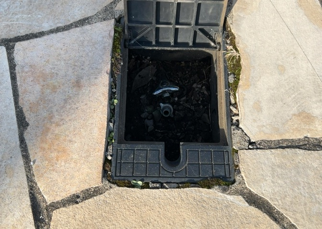 【設備】 | 敷地内に散水栓や立水栓があると便利です。水道水を直接利用できるため、水を運ぶ手間を省くことが出来ます。大量の水を必要とする洗車作業や清掃などに役立ちます。その他設備とあわせて、現地でご確認ください。
