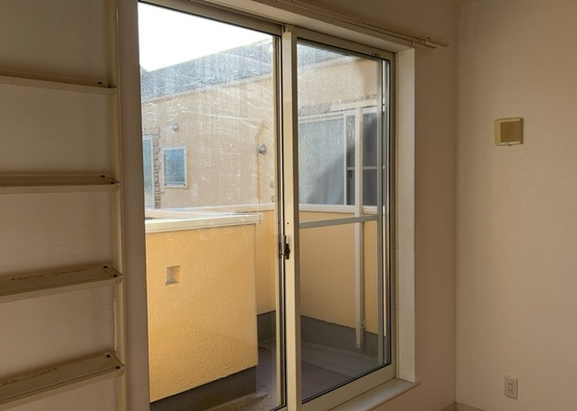 【内装】 | サッシは、ガラス窓に使用される金属製の窓枠です。一般的に住宅建築では、金属製建具工事の段階でガラス類・玄関などと同時に設置されます。種類や構造により断熱性能や遮音性能が異なるので現地でご確認ください。