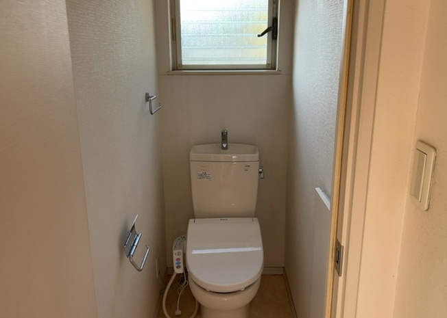【トイレ】 | トイレは大きさや形、機能、抗菌性などが異なる多種多彩なタイプが各メーカーから出ています。それぞれに良さがあるため、事前にどういったタイプのトイレがいいのかをご家庭内で決めて、内見に行くといいでしょう。