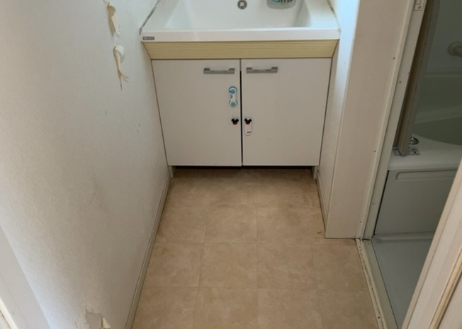 【脱衣所】 | 多くの戸建て住宅で見かける洗面脱衣所は、洗面台と洗濯機が2畳ほどのスペースに並べられていて、洗面所が脱衣所を兼ね備えている間取りが一般的です。お客様が利用することもある、パブリックな空間でもあります。
