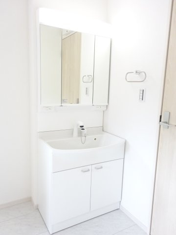 第６渋川市半田　新築住宅　2号棟の独立洗面台|シャワー水栓付き洗面台で朝の身支度もバッチリです！
洗面台には収納スペースもあり洗面室もすっきり片付きますよ！