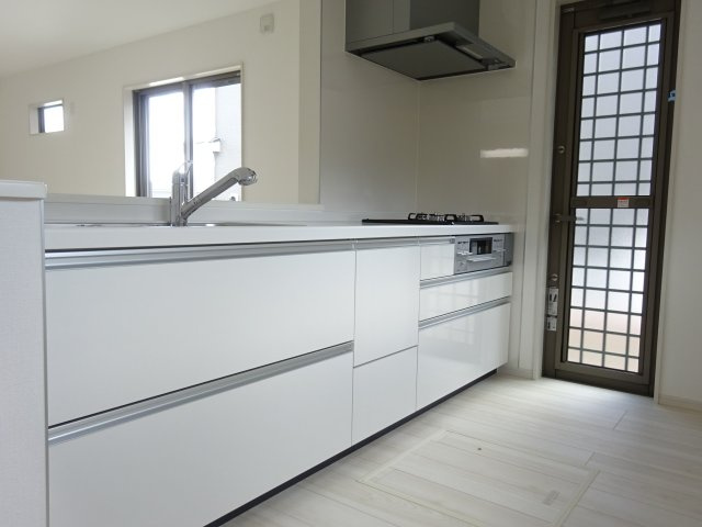 第６渋川市半田　新築住宅　2号棟のキッチン|人気のカウンターキッチン採用です☆ゴミ出しに便利な勝手口付き！
コンロも３口ご用意しています！調理スペースも広くストレスなくお料理できます。
浄水器つきなので美味しいお水も飲めますよ♪