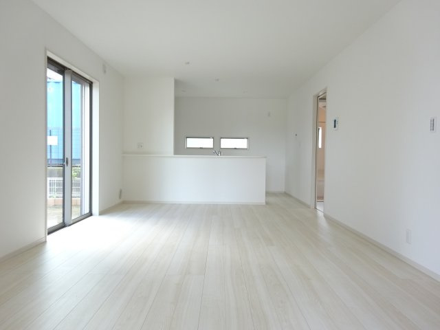 第６渋川市半田　新築住宅　2号棟の居間・リビング|20帖リビング♪人気の対面式キッチンを配した空間はお好みの家具も合わせやすく、家族がくつろぐ快適な空間造りをサポート。窓からは明るい陽光が差し込みます。