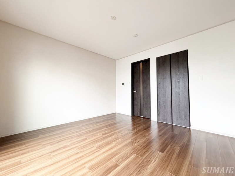 カーサコリーナの寝室|別角度から見た8.1帖のリビングです☆