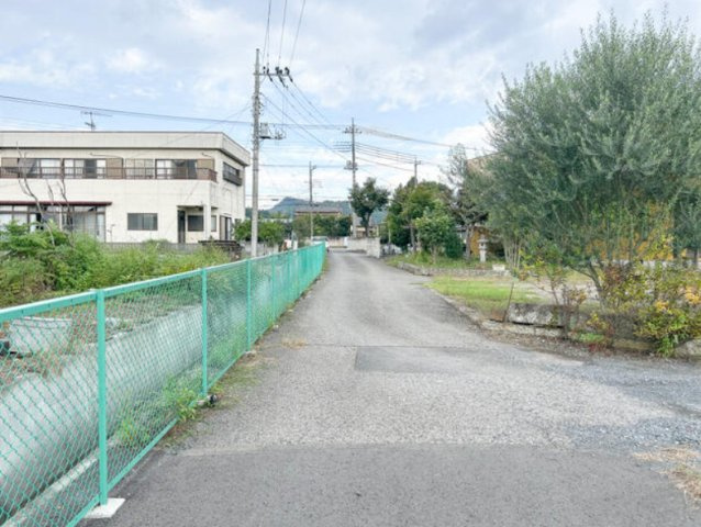 佐野市山越町　売地の前面道路含む現地写真