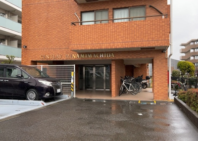 【構造・工法・仕様】 | セントレー南町田 | ＲＣ造、Reinforced Concreteは直訳すると補強されたコンクリートです。主に柱や梁・床・壁が鉄筋とコンクリートで構成おり、鉄筋を組んだ型枠にコンクリートを流し込んで固めたものを指します。