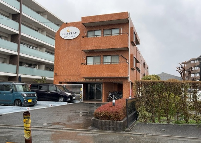 【外観】 | セントレー南町田 | 外観はマンション管理がされているかの目安になります。築年数が古いと、壁面は劣化してひび割れが生じることも！建物が古びていても細かいところが修繕されていると、きちんと管理されているなぁと感じるでしょう。