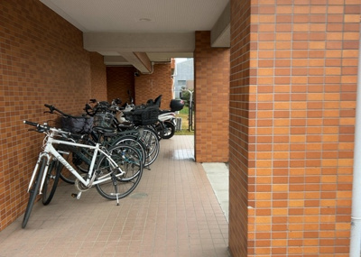 【駐車場】 | セントレー南町田 | 車一台あたりに必要なスペースは、標準サイズの普通自動車で横幅2m50cm、長さ5mは必要になります。ただし、乗降のことも考慮して横幅3m30cm、長さ5m50cmほどは確保できるところを選びましょう。