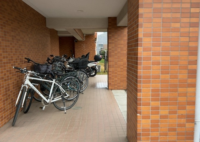 【駐車場】 | セントレー南町田 | 車一台あたりに必要なスペースは、標準サイズの普通自動車で横幅2m50cm、長さ5mは必要になります。ただし、乗降のことも考慮して横幅3m30cm、長さ5m50cmほどは確保できるところを選びましょう。