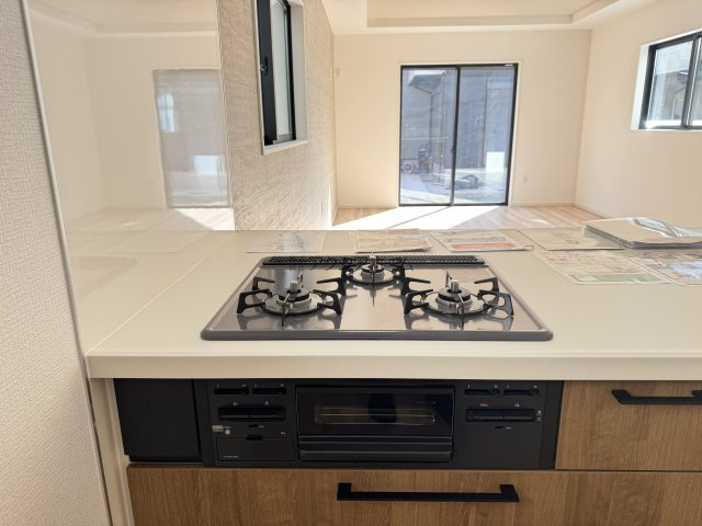 東村山市青葉町3丁目・全1棟　新築一戸建　の設備|3口ガスコンロ