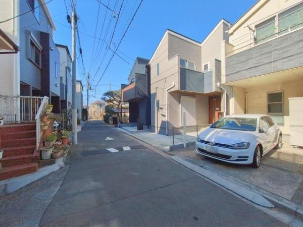 杉並区今川1丁目　創エネ×耐震　長期優良住宅の前面道路含む現地写真