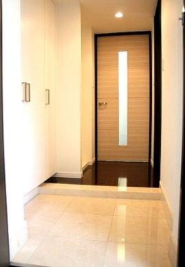 プライムアーバン新宿内藤町の玄関|高級感漂う玄関スペース（反転タイプ）