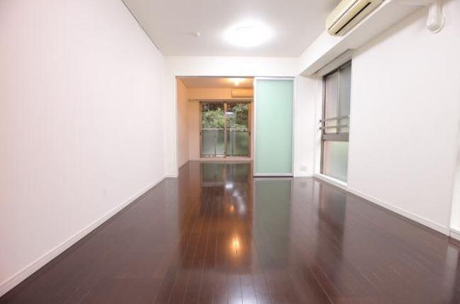 プライムアーバン新宿内藤町の居間・リビング|広々としたリビング（反転タイプ）