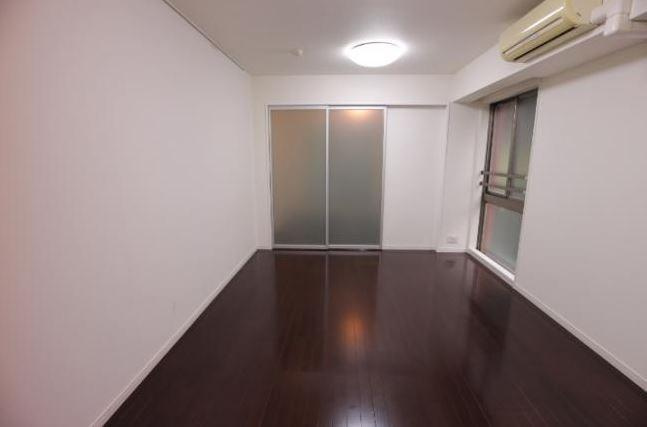 プライムアーバン新宿内藤町の寝室|シックなフローリング（反転タイプ）