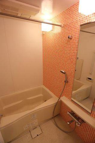 プライムアーバン新宿内藤町の浴室|オシャレなバスルーム（反転タイプ）