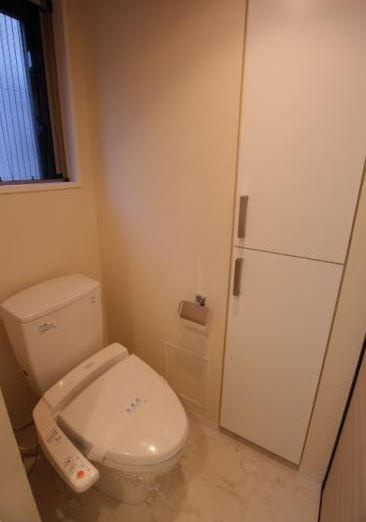 プライムアーバン新宿内藤町のトイレ|ウォシュレット付き（反転タイプ）