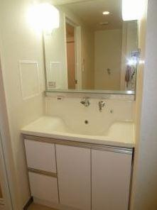 プライムアーバン新宿内藤町の独立洗面台|大きな洗面化粧台（反転タイプ）