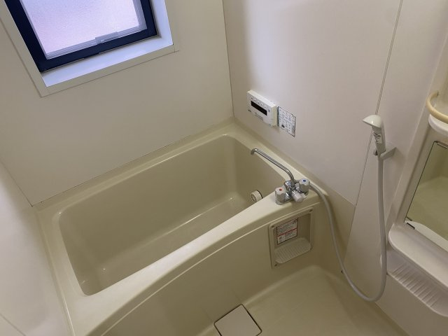 泉中央2丁目貸家の浴室|追い焚き機能付
