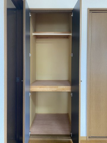 泉中央2丁目貸家の収納|2階洋室収納