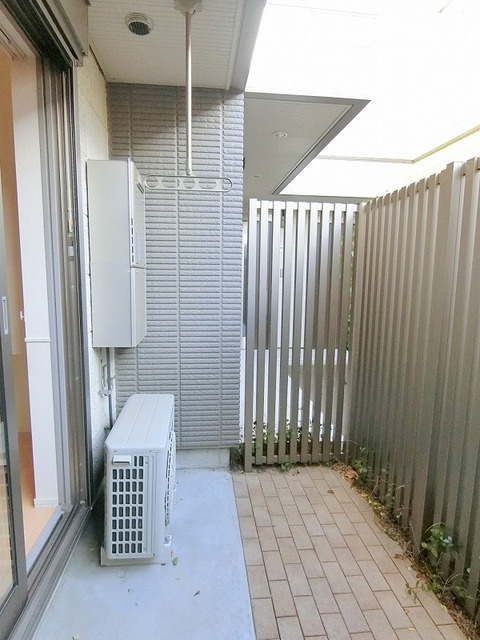 ＶＩＬＬＡ　ＦＥＬＩＣＥの庭|★テラスには目隠しもあって安心★