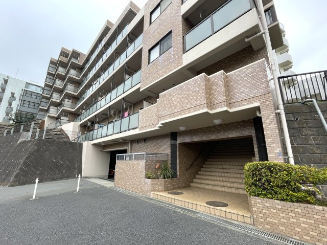 ｷﾀ━━━━(ﾟ∀ﾟ)━━━━!!ちょうど良いサイズのちょうど良い立地！な、『グレイス上星川』の玄関|Ｌ字動線の廊下には、収納も豊富でトイレもすぐそばに。リビングと少し離れている気遣いもＧＯＯＤ！