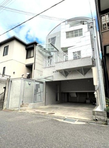 魚崎中町1丁目　の外観|オープンでのびやかな空間を生み出す、こだわりの広がりとゆとり。家族と過ごす時間を大切にしたい方にぴったりの明るくゆとりある住空間です。南側の中庭からの日差しがリビングの隅々までしっかりと届きます！ 
