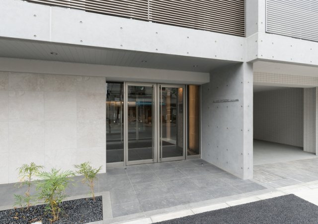 エストゥルース両国のエントランス