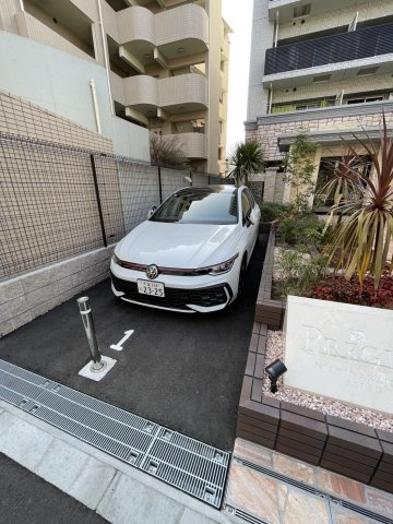 プレジオ西中島ASIANの駐車場