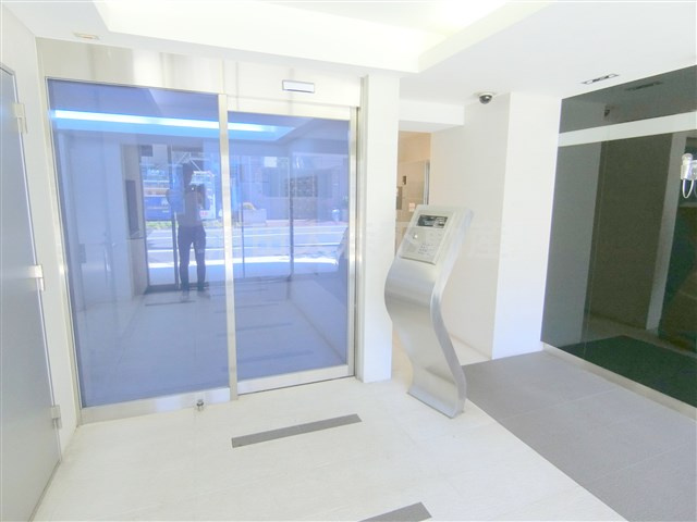 ヴェローナ多摩川のエントランス|防犯カメラTVモニター付オートロック宅配BOXメールBOX管理人室