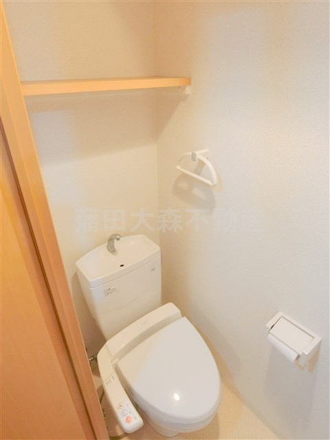 ヴェローナ多摩川のトイレ|棚と温水洗浄便座付きのトイレ